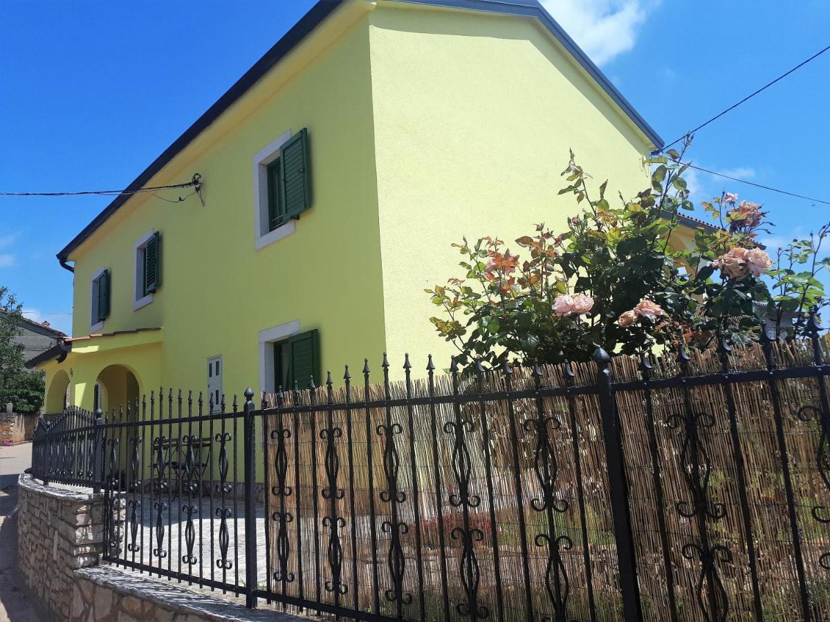 Apartment Terra Rossa Kastelir Exterior photo